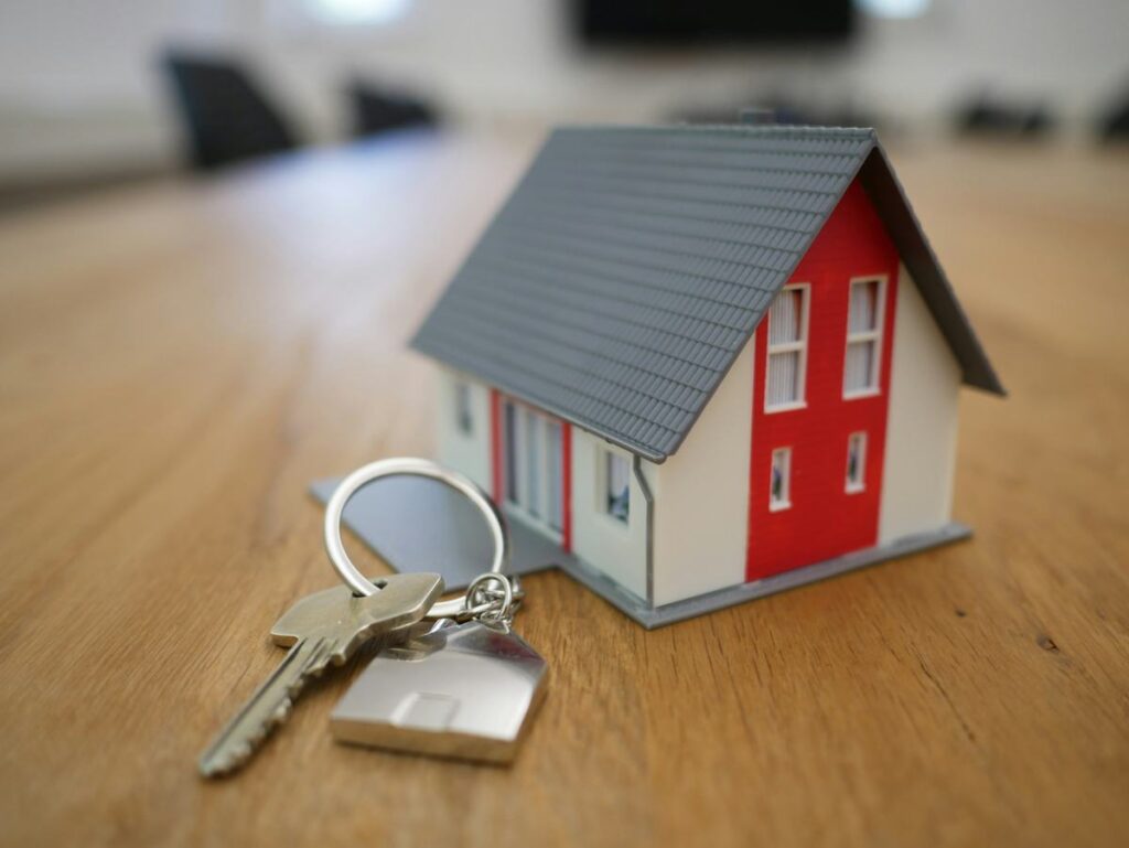 Casa en miniatura con llaves · compra de vivienda