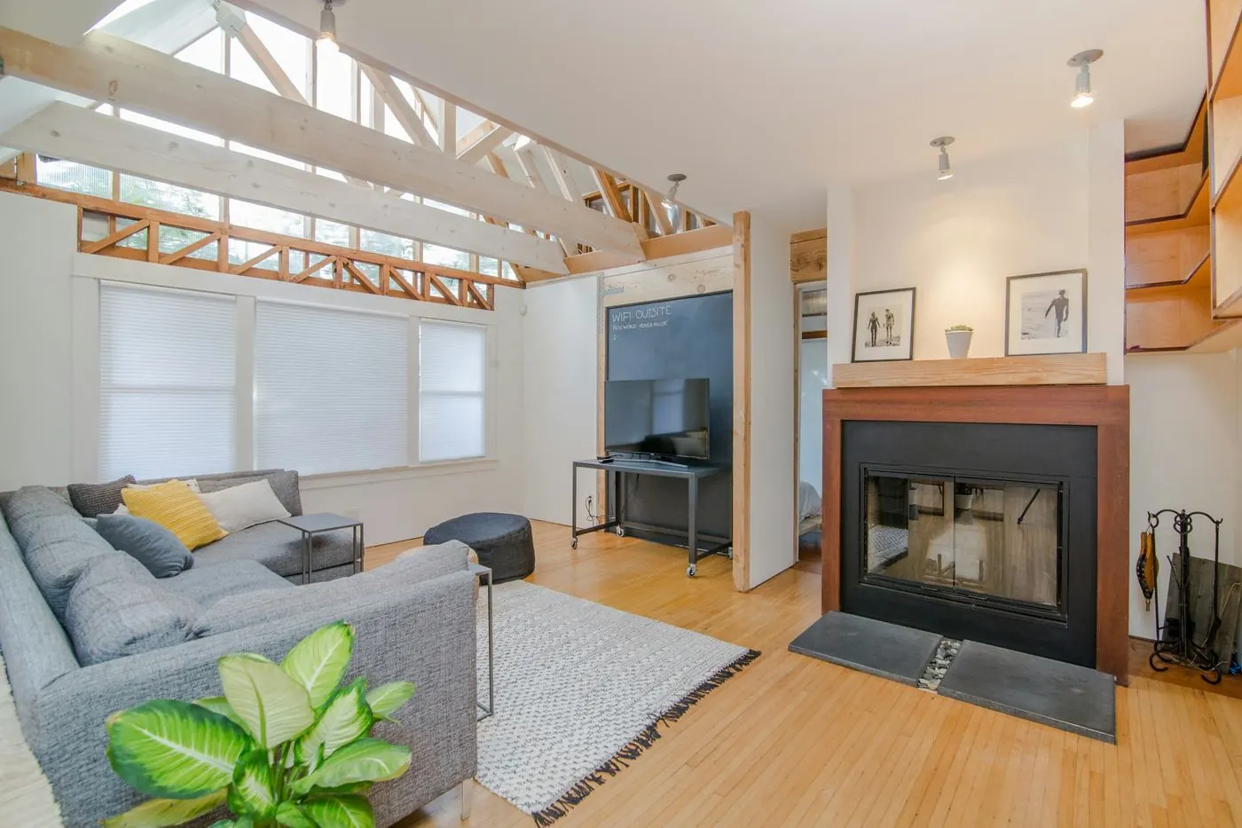 Salón cálido con chimenea y suelo de madera