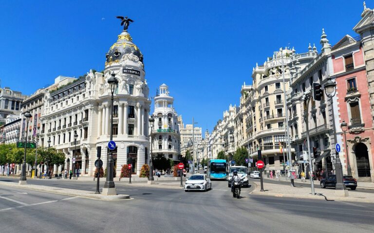 Edificio Metrópolis y calle de Alcalá en Madrid