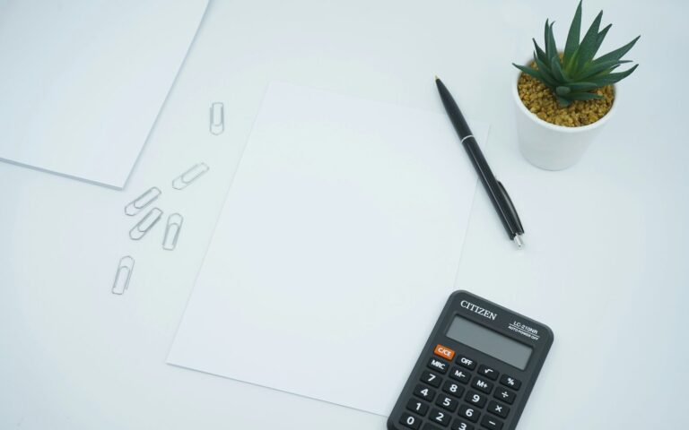 Escritorio con calculadora y bolígrafo para comparar hipotecas