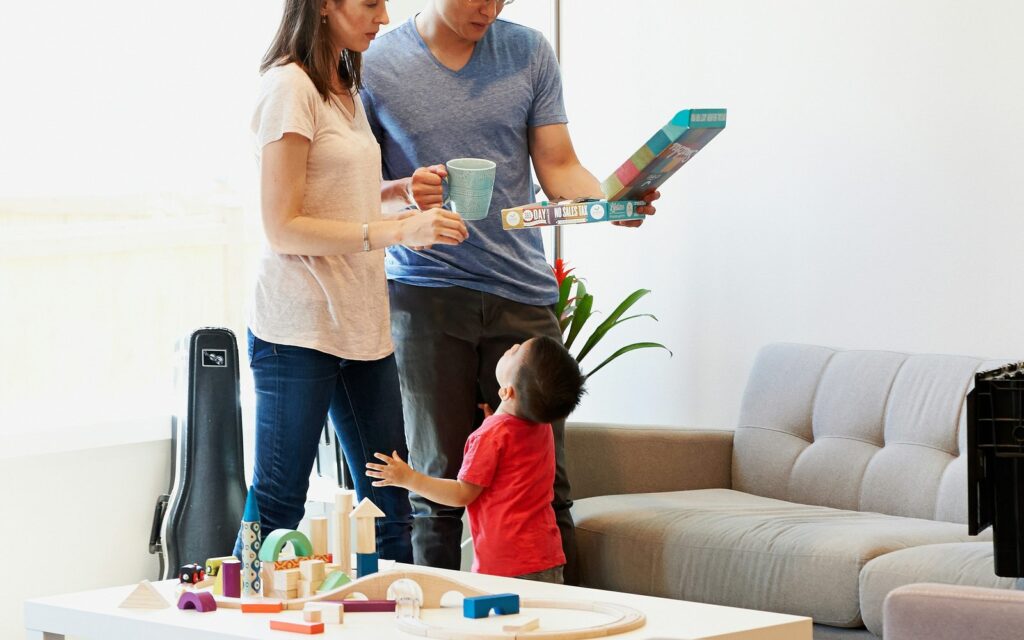 Familia joven en el salón de su vivienda