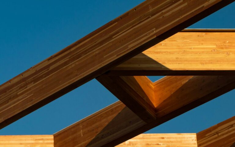 Vigas de madera de una vivienda en construcción