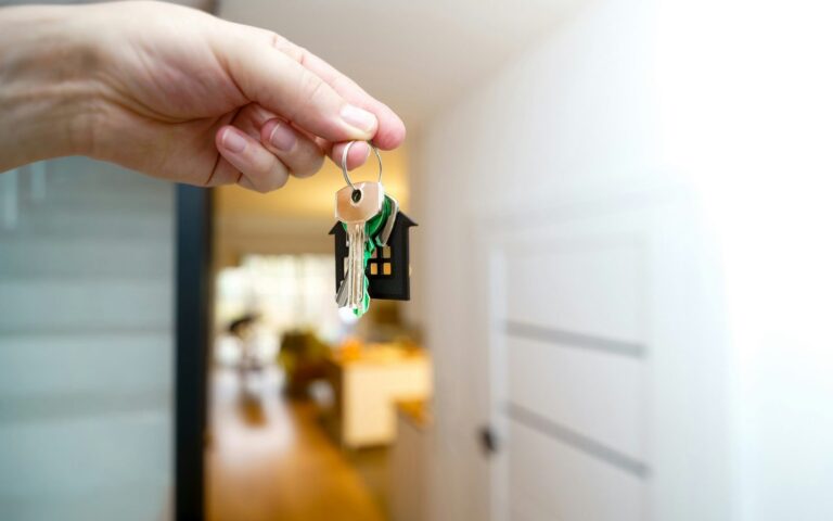 Entrega de llaves en la puerta de una vivienda