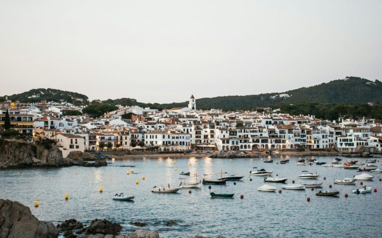 Pueblo costero mediterráneo con barcas en la bahía