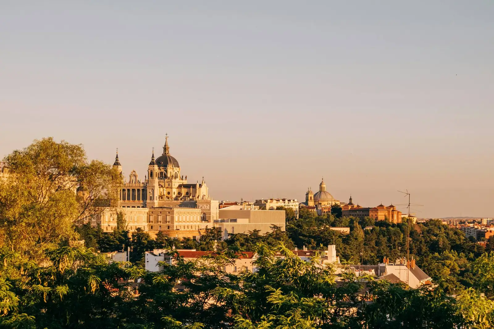 Catedral de la Almudena y skyline de Madrid