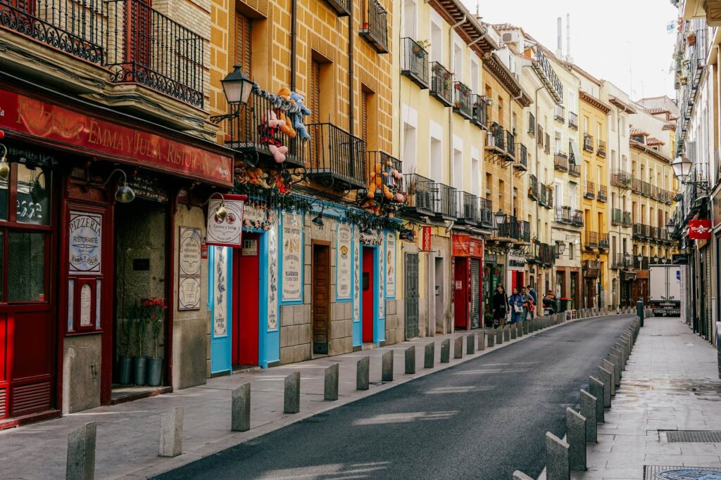 Calle del centro de Madrid con fachadas de colores