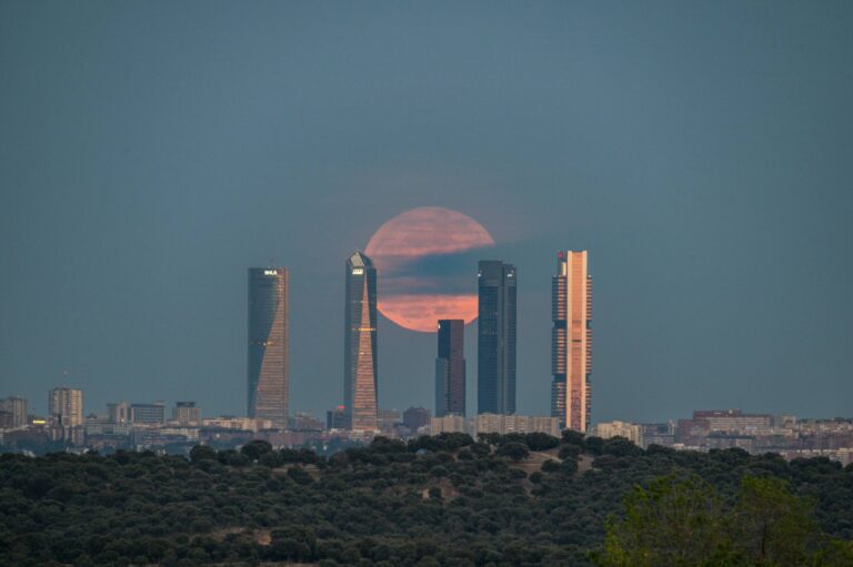 Skyline financiero de Madrid con las Cuatro Torres