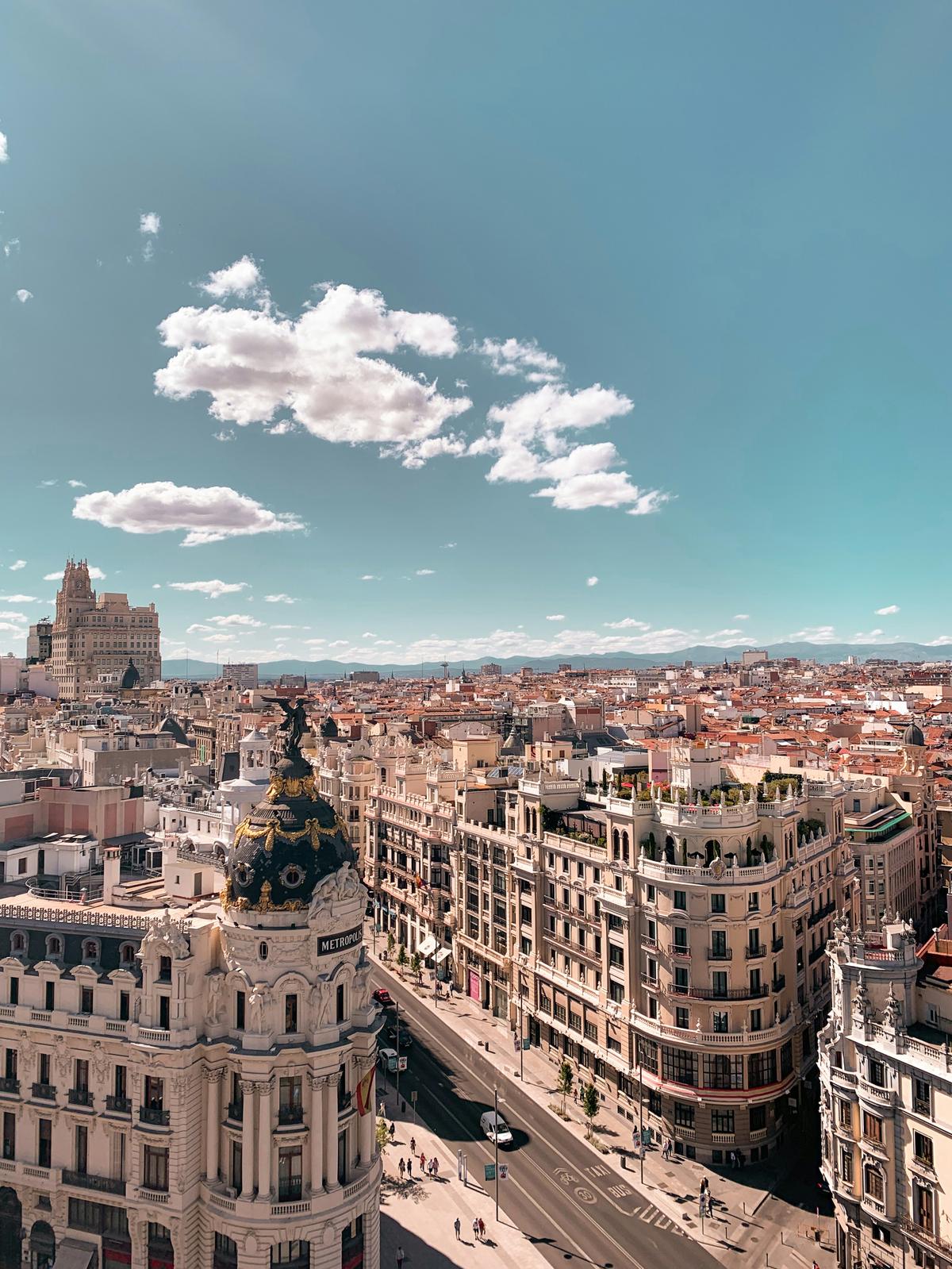 Gran Vía de Madrid con el edificio Metrópolis