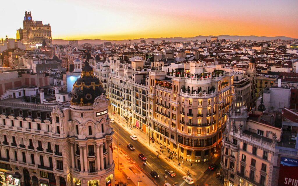 Vista aérea de la Gran Vía de Madrid al atardecer