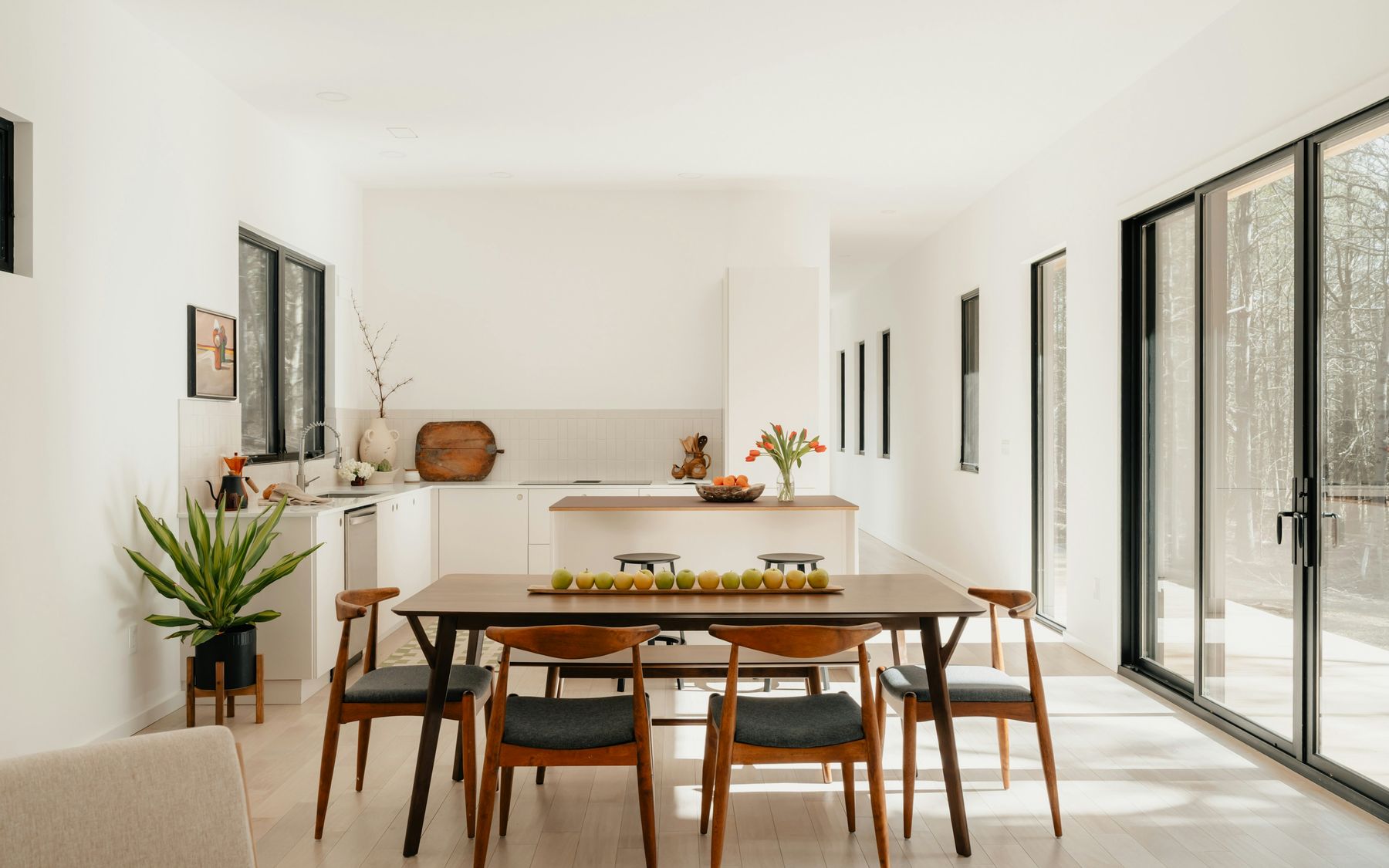 Salón comedor luminoso de una vivienda