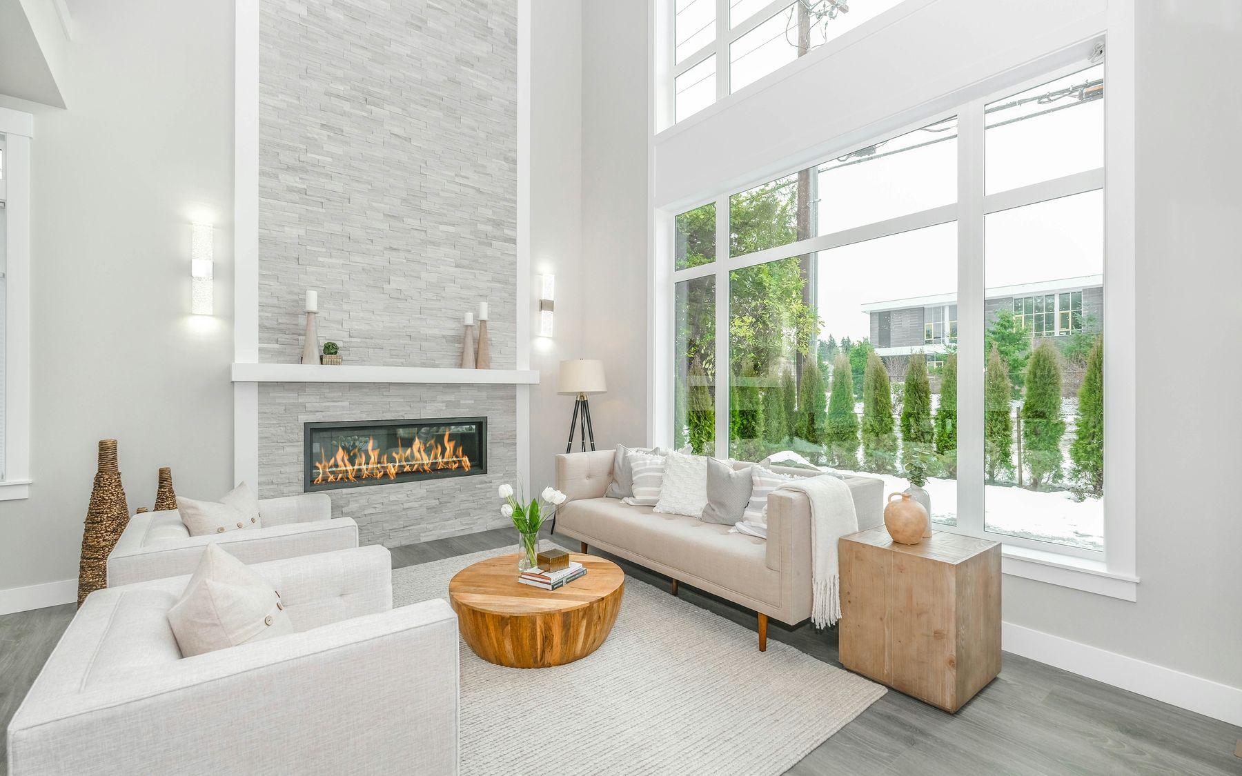 Salón amplio y luminoso con chimenea
